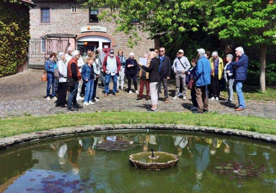 Gruppenbild vor dem Teich