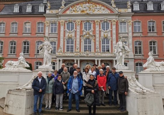 Gruppenbild vor Gebäude